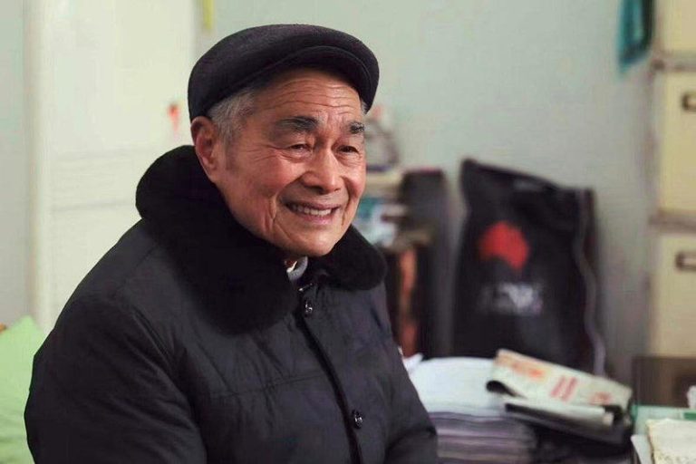 一件衣服穿36年、过得像乞丐 98岁「抠门」老人25年捐6000万 王春文。(取材自央广网/潘诗怡供图)
