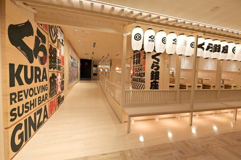 图为2024年4月的日本「藏寿司」东京银座店内1景。（美联社）