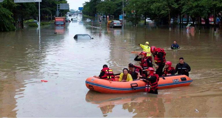 台风沙德尔挟带豪雨 江西山体坍方2死10人失联 中国福建省莆田市4日受台风「沙德尔」带来的强降雨影响,救援人员乘船救援受洪水影响...