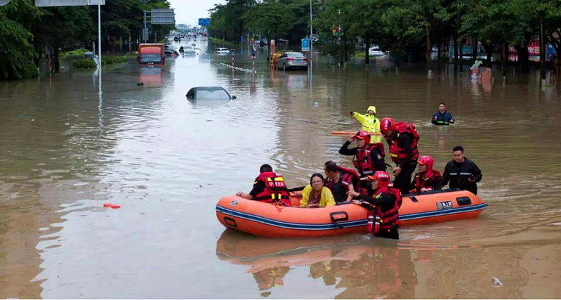 中国福建省莆田市4日受台风「沙德尔」带来的强降雨影响,救援人员乘船救援受洪水影响...