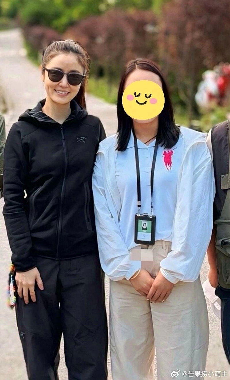 林心如(左)大方和粉丝合照。(取材自微博)