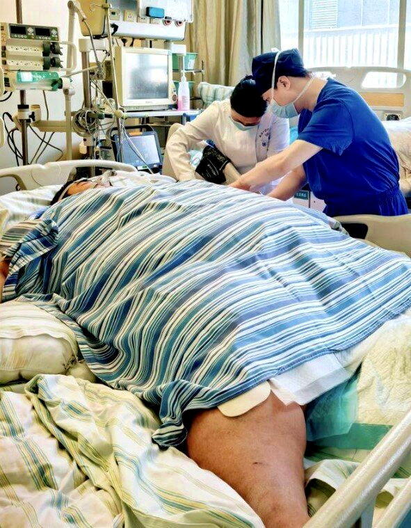 晓洲在ICU里治疗了13天,拯救心肺功能。(取材自上观新闻)