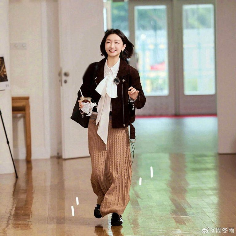 周冬雨「花少8」迟到还坐C位 妙回1句话网友赞高情商 周冬雨走进包厢,看到大家空出C位,用一句玩笑话「谢谢你们给我留这个位置,是我结帐...