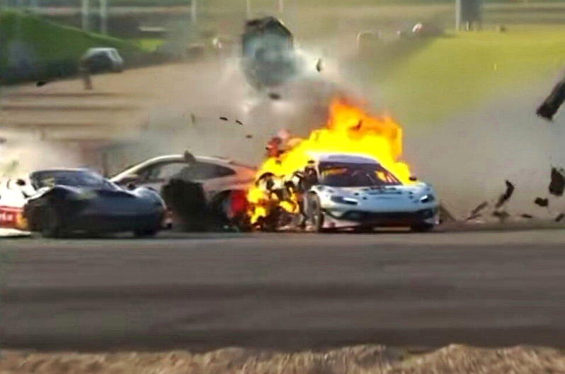 CHINA GT发生重大撞车起火事故。(视频截屏)