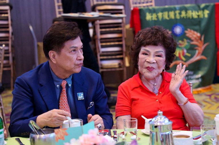 庞祥麟80岁离世 周游一天接连听3噩耗悲叹「随时都会走」 周游(右)与丈夫李朝永(左)。记者林伯东/摄影