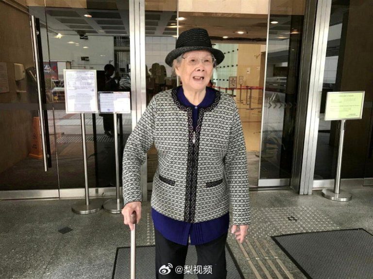 梅艳芳哥哥拟花150万港元风光大葬梅妈 质疑遗嘱真伪 梅艳芳的母亲覃美金8月30日离世,丧礼主办权争议已引发家族内部风波。(取材自微博...