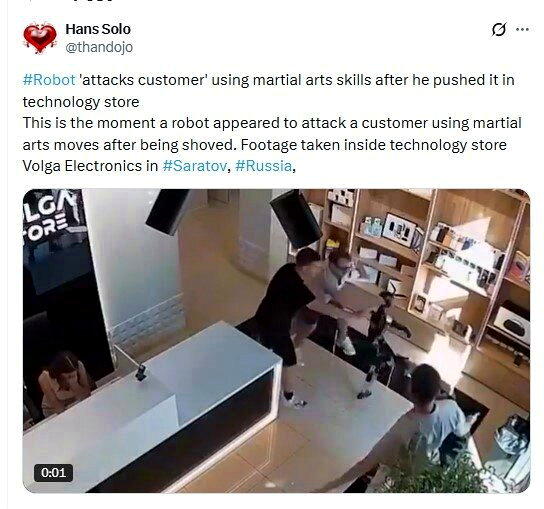俄罗斯一家电子产品商店,近日发生一起疑似机器人故障、攻击顾客的事件。(取材自X平...