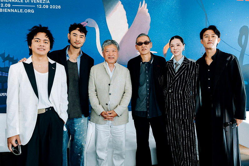 乔瑟夫(左起)、阮经天、导演是枝裕和、导演SABU、谢盈萱、冢原大助在官方记者会...