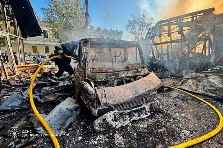 俄罗斯攻击乌克兰中部购物中心 至少4死60伤 俄罗斯10日对乌国中部城市巴罗格瑞德(Pavlohrad)一间购物中心发动攻击,...