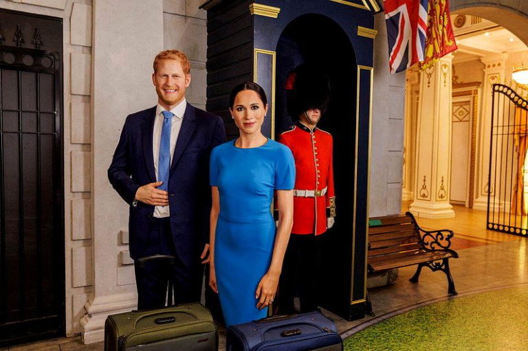 英版「周六夜现场」嘲讽哈梅 查理问:Netflix的钱花光了? 伦敦杜莎夫人蜡像馆,哈利王子与梅根的蜡像摆放着行李箱,象征「回家了」。(路透)