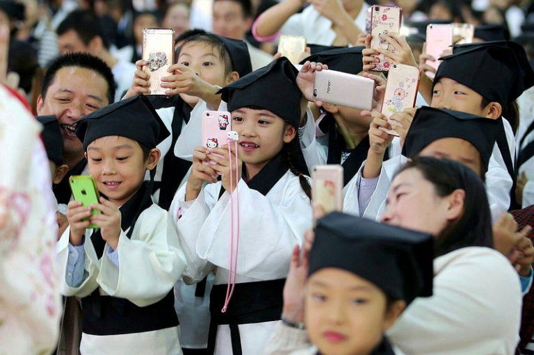 何时给孩子第一部手机，困扰着许多家长。图为南京市栖霞区实验小学尧辰路校区的一年级...