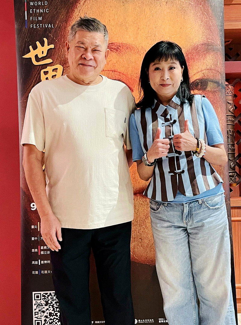 澎恰恰(左)也邀请多年公益伙伴「马妞」一同现身。(图/世界民族电影节提供)