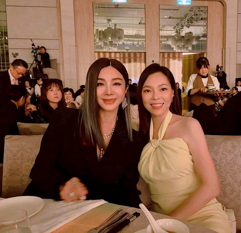 陈美凤(左)特别感谢曾馨莹。图/截自陈美凤脸书