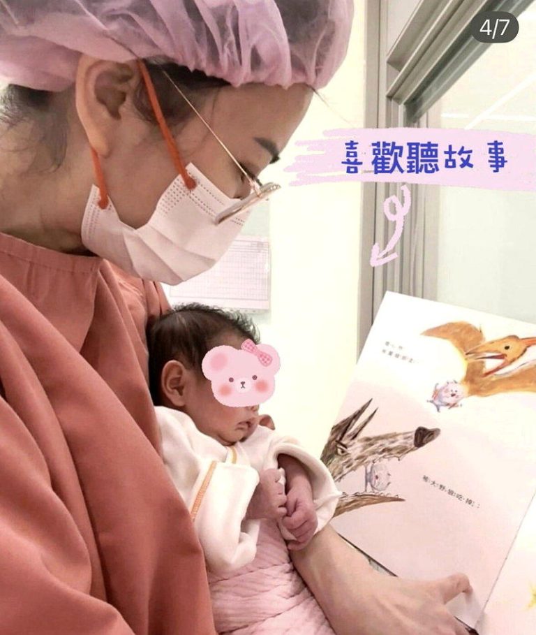 恺乐神秘老公终于曝光 生完双胞胎首入镜「一家五口」 恺乐(蝴蝶姐姐)帮小孩分享与孩子交互。图/摘自IG