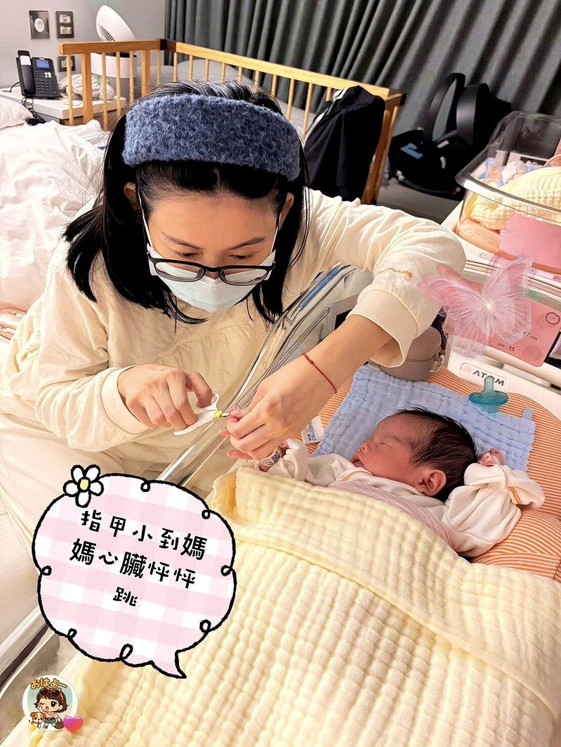 恺乐(蝴蝶姐姐)帮小孩剪指甲很小心。图/摘自IG