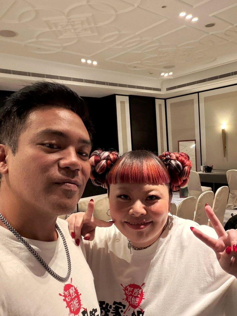 渡边直美与排湾族男星好交情 买Hello Kitty麻将由他来教 撒基努(左)和渡边直美首度合作。图/经纪人提供