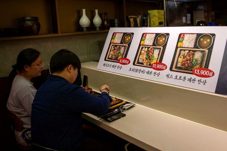 平分非最佳解 调查:韩男女约会偏好6比4分摊费用 南韩一对男女在餐厅用餐。示意图。(新华社)