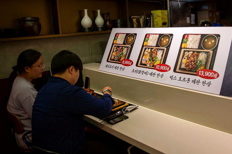 南韩一对男女在餐厅用餐。示意图。(新华社)