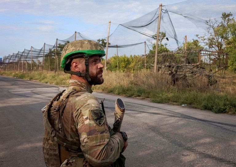 乌克兰一名士兵在乌克兰前线城市克拉莫托斯克市（Kramatorsk）附近巡逻道路...
