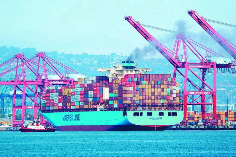 WTO:美中争端恐瓦解世贸体系 最坏2050年「这情况」 一艘马士基航运货柜轮准备从美国加州长滩港出港。世界贸易组织15日发布报告呼吁推动...