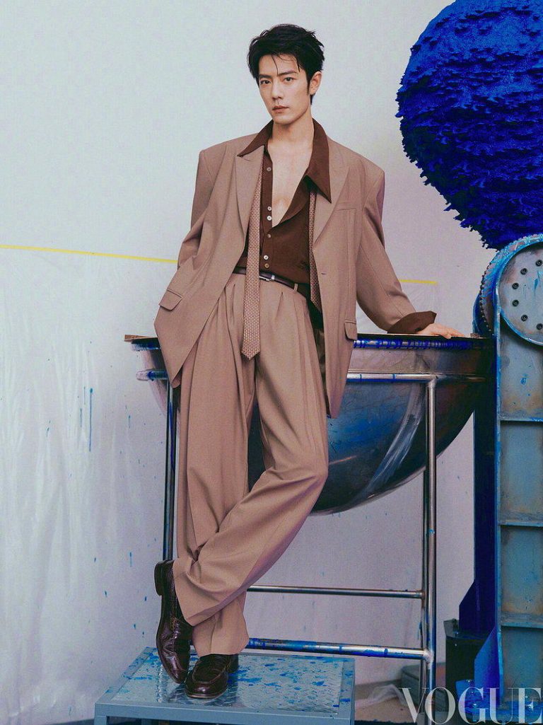肖战空降「VOGUE」银十封面 解锁5大女刊封面成就 肖战再登上时尚杂志封面。(取材自微博)