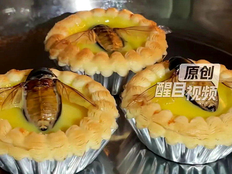 广东佛山一间酒楼近日推出一款震撼视觉的「水蟑螂蛋挞」。(取材自醒目视频)
