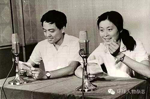 1985年,敬一丹在读研期间和师弟姚喜双参加播音实践。(取材自环球人物杂志)