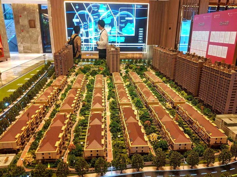 中国官方18日宣布将推荐现房销售制。图为先前北京市朝阳区东五环内某建案的预售展示...