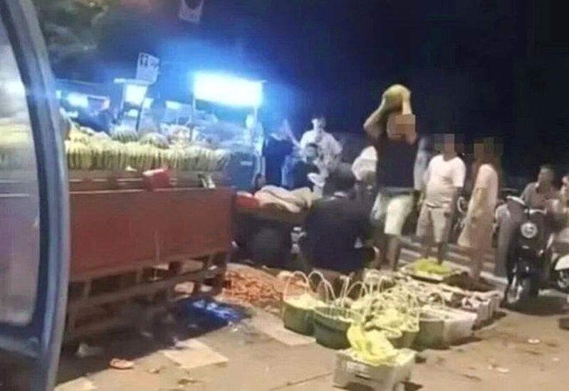 浙江省宁波市夜市日前发生一宗骇人听闻的「西瓜砸人」严重伤害案。(视频截屏)
