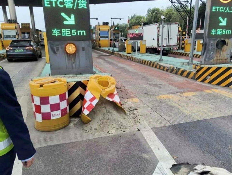 张先生驾车撞毁的防撞桶。(取材自四川日报)