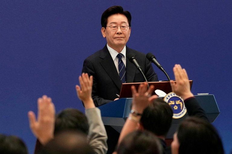 颠覆数十年政策 李在明吁美放宽北韩制裁换冻结核武 南韩总统李在明18日在青瓦台举行记者会。(欧新社)