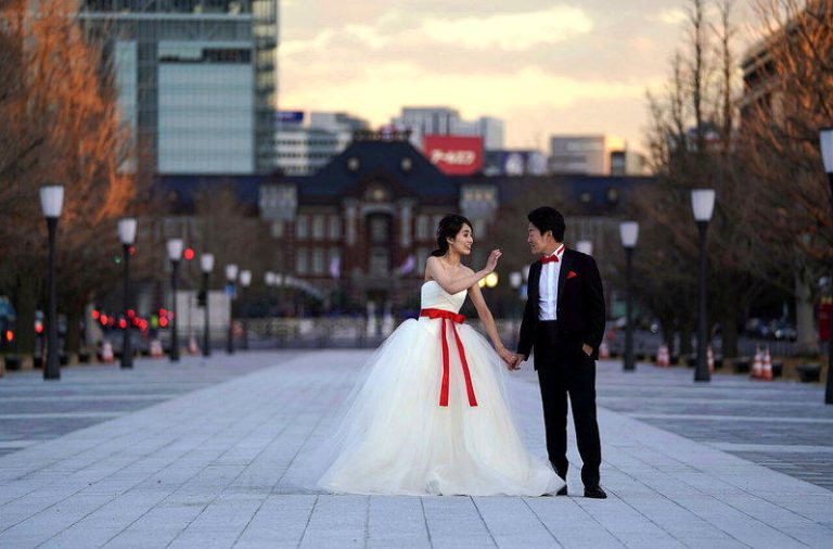 日本人不结婚 愈来愈多婚礼公司找老外来办婚礼 随着日本国内举办婚礼的人愈来愈少,婚礼公司正设法找外国情侣来日本举办婚礼。 美...