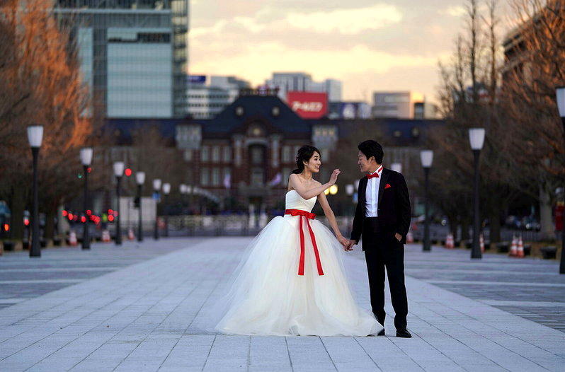 随着日本国内举办婚礼的人愈来愈少,婚礼公司正设法找外国情侣来日本举办婚礼。 美...