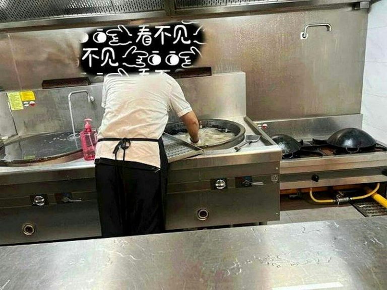 南京信息工程大学附属幼儿园近日被揭发食堂卫生管理严重违规，包括后厨人员以炒菜锅清...