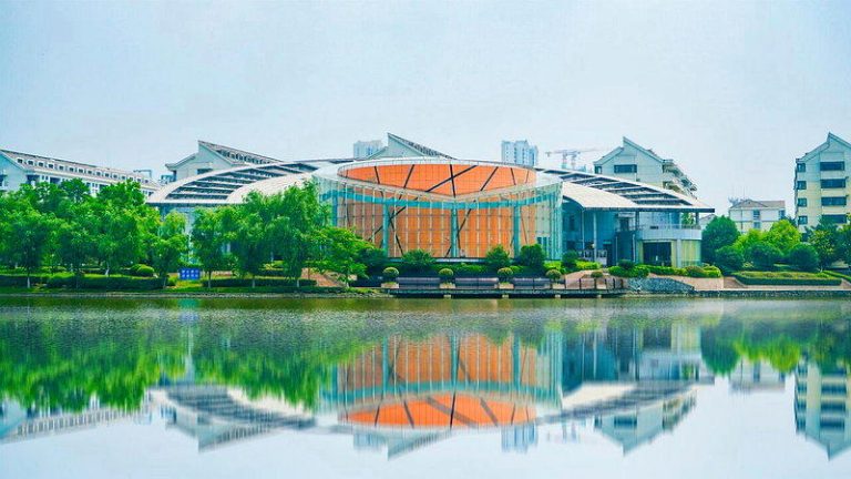 扑克牌不能报销…高校没钱开始过紧日子了? 安徽建筑大学新规不得报销烟酒、高档菜肴、扑克牌等与科研无关的支出,也不得报销个人...