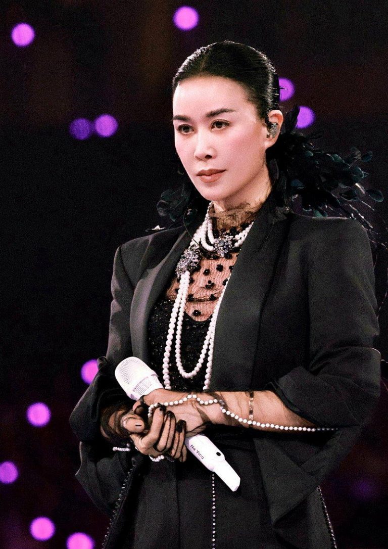 那英加唱「弯弯的月亮」违规?文旅局通报了 律师有话说 那英在演唱会上临时加唱刘欢经典歌曲「弯弯的月亮」。(取材自微博)