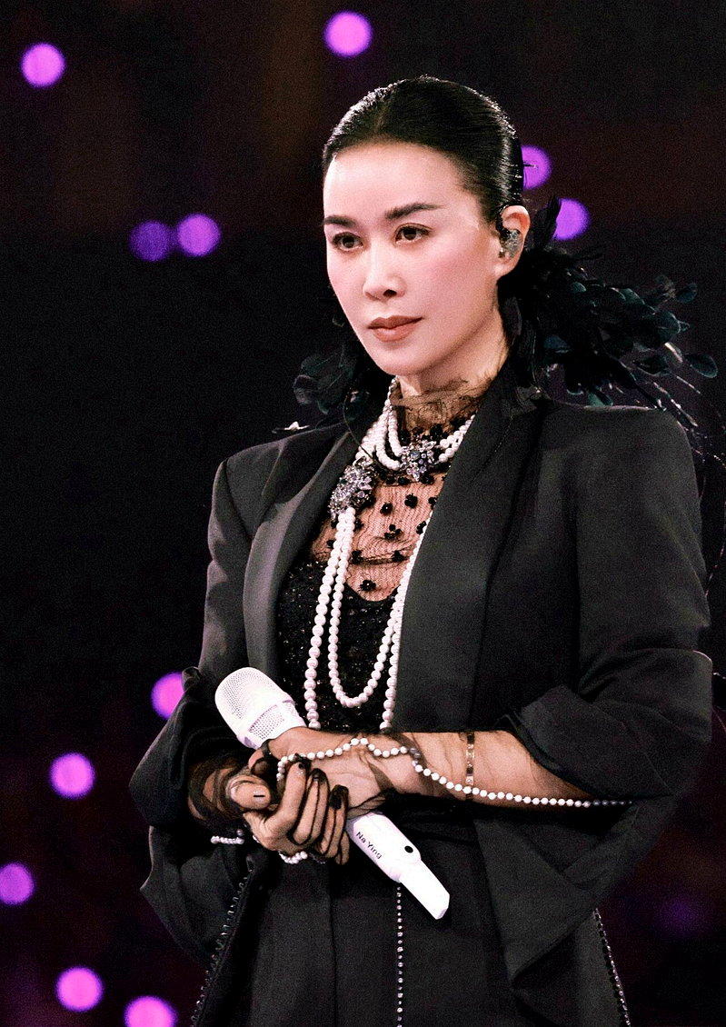 那英在演唱会上临时加唱刘欢经典歌曲「弯弯的月亮」。(取材自微博)