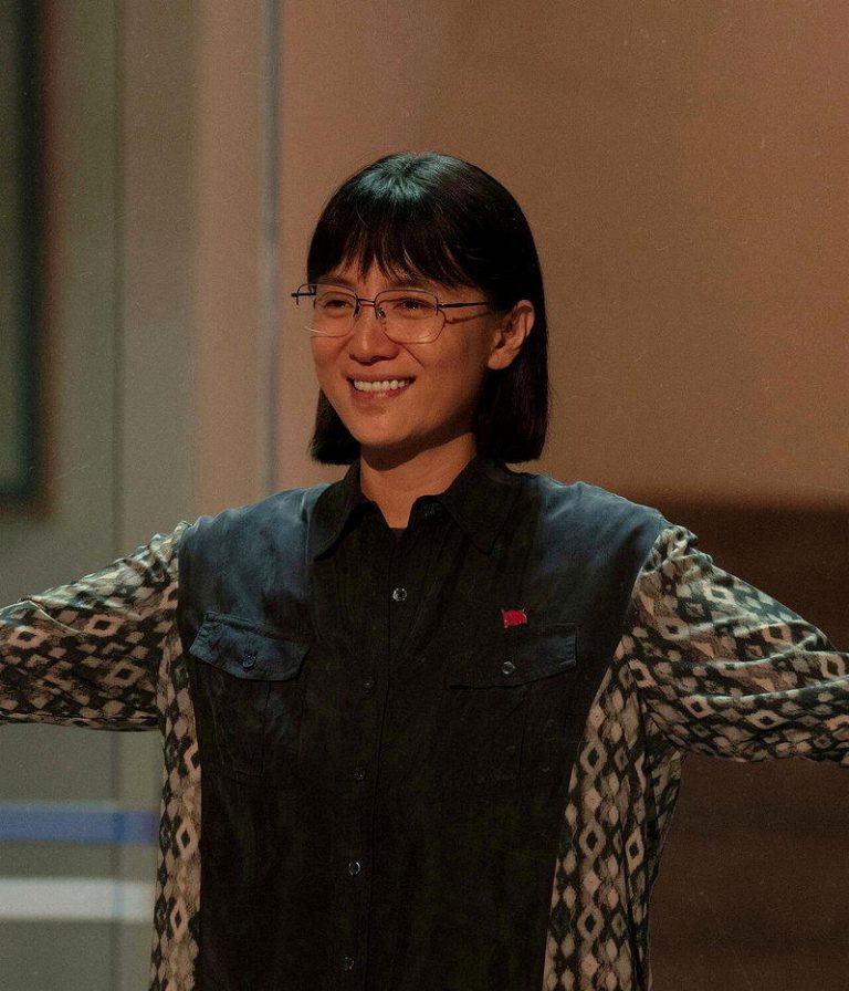 宋佳在「山花烂漫时」中饰演「张桂梅」。(取自微博)