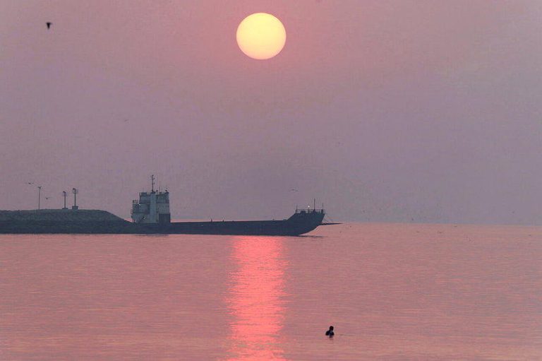 伊朗荷莫兹王牌威力大减 石油流量恢复近8成 为何油价仍高居不下? 伊朗阿巴斯港28日可见荷莫兹海峡船舶。(路透)