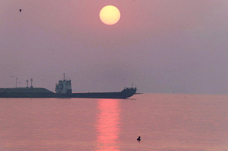 伊朗阿巴斯港28日可见荷莫兹海峡船舶。(路透)