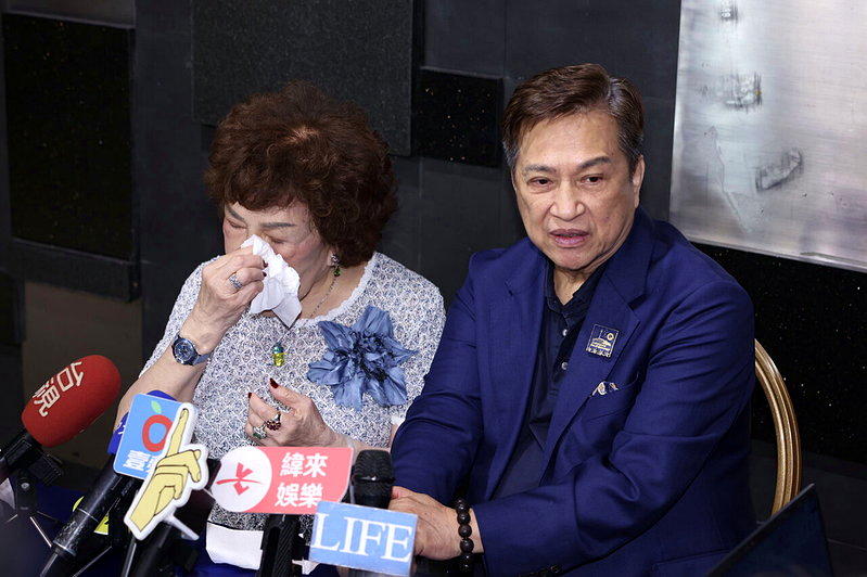 周游(左)、李朝永想到昔日好友离世难过落泪。记者林士杰/摄影