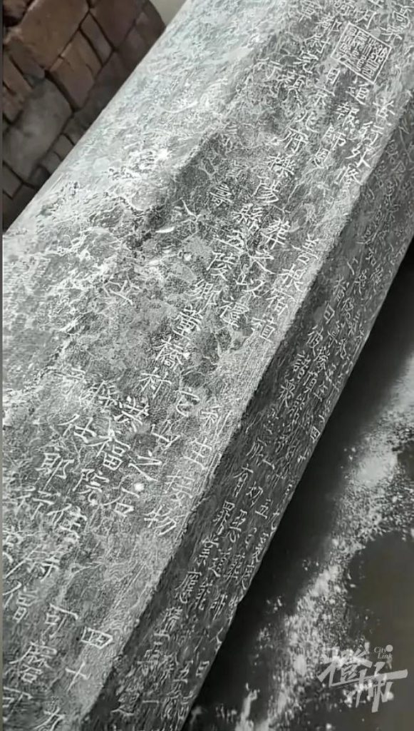 寻宝?西安菜地挖出800年前经幢大石柱 文本「信息量很大」 西安村民在菜地里挖出800年前大石柱,菜地主人说,这些年有人偷偷来这里寻宝过。(...