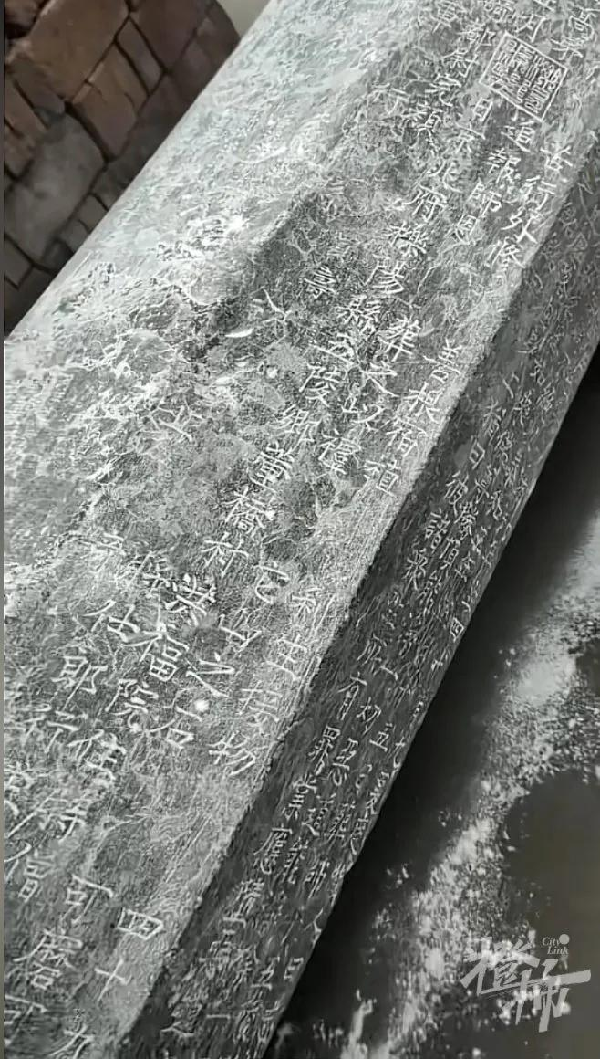 西安村民在菜地里挖出800年前大石柱,菜地主人说,这些年有人偷偷来这里寻宝过。(...