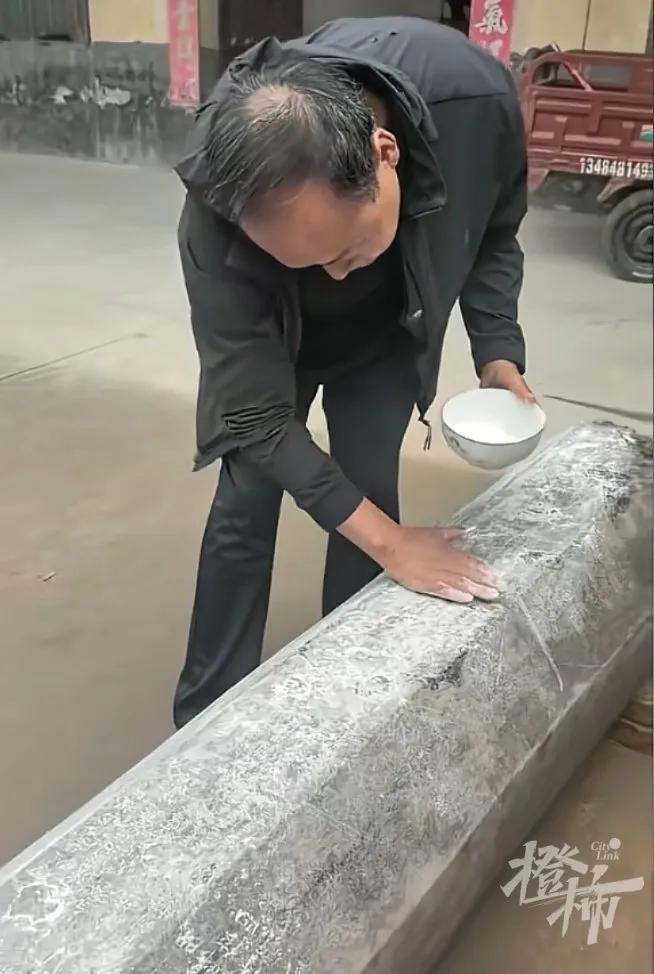 西安村民在菜地里挖出800年前大石柱,菜地主人说,这些年有人偷偷来这里寻宝过。(...