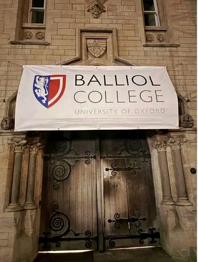 薄瓜瓜与妻子许惠瑜连袂出席牛津大学20周年校友聚会。(取材自薄瓜瓜X平台帐号)