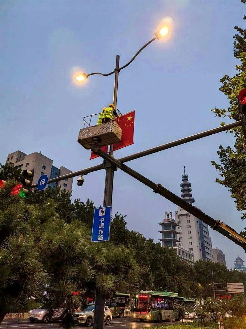 多地清洗重复使用旧五星旗。(取材自郑州市人民政府网)