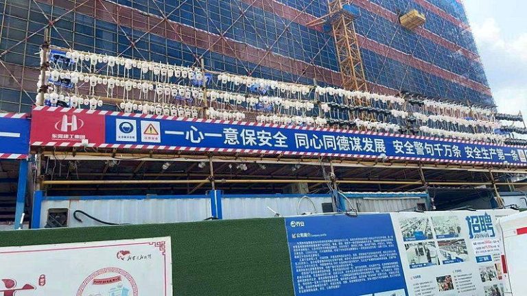 东莞一工地密密麻麻挂了上百个摄像头。（取材自极目新闻）