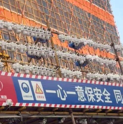 东莞一工地密密麻麻挂了上百个摄像头。（取材自极目新闻）
