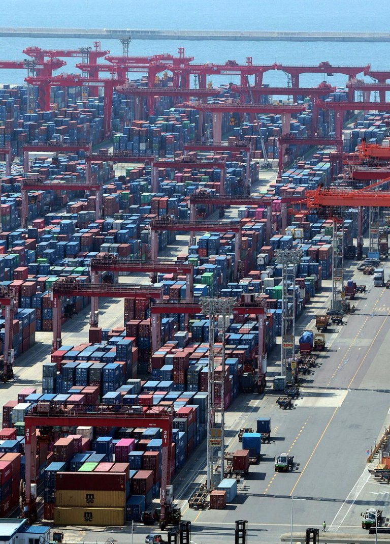 AI拉动南韩出口暴增83.5% 全年可望冲破兆美元 半导体9月出口激增262.8%,达603亿美元,创历来新高,占整体出口近半。(欧...