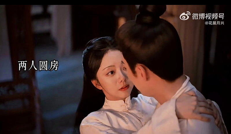 刘学义(右)抱起谭松韵准备圆房。(摘自微博)